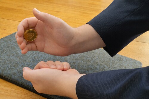 Finger Palm being used during a false coin transfer