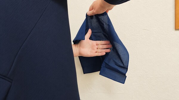 Elastic band secretly positioned around the fingers