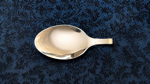 A separate spoon bowl prepared as the gimmick for the broken spoon trick